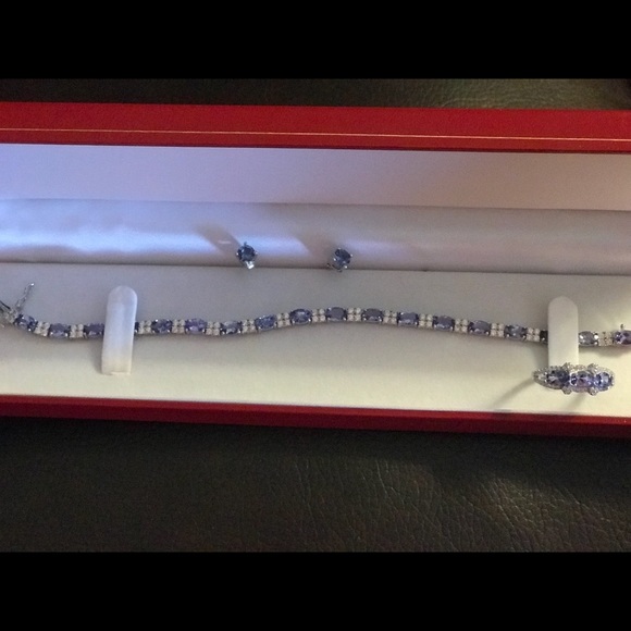 Tanzanite and diamond set. - Picture 1 of 3